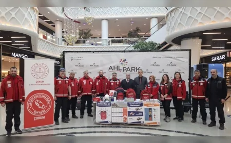 Çorum İl Millî Eğitim Müdürü Cemil Çağlar Deprem Farkındalık Standını Ziyaret Etti