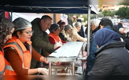 Kuşadası Belediye Başkanı Ömer Günel Türkmen Mahallesi’nde İftar Sofrasında Vatandaşlarla Buluştu