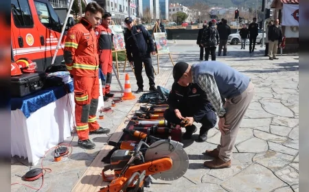 Muğla Büyükşehir Belediyesi Deprem Haftası’nda afet müdahale ekiplerini ve araçlarını vatandaşlara tanıttı