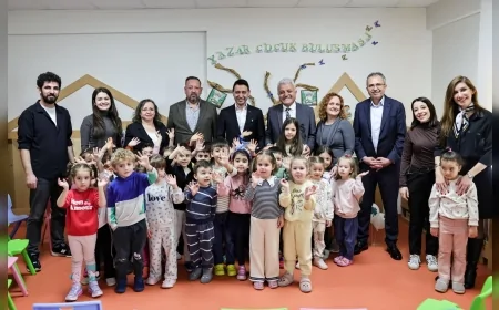 BAYRAKLI BELEDİYE BAŞKANI İRFAN ÖNAL: “ACIYI BİLİNCE DÖNÜŞTÜREN BİR BULUŞMAYA TANIKLIK EDİYORUZ”