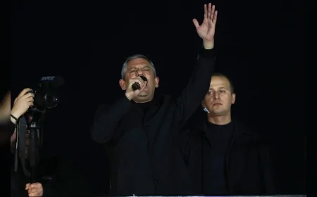 CHP GENEL BAŞKANI ÖZGÜR ÖZEL EYÜPSULTAN’DA: “ERDOĞAN’IN TÜRKİYE’YE AİT BİR PLANI YOKTUR, TRUMP’IN PLANININ PARÇASI OLMUŞTUR VE TEK HESABI BİR KEZ DAHA SEÇİM KAZANMAKTIR”