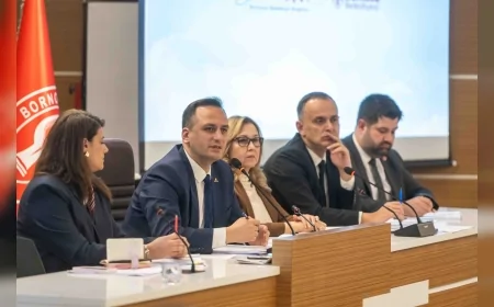 BORNOVA BELEDİYESİ TEMİZLİK HİZMETLERİNİ GÜÇLENDİRİYOR 9 YENİ ARAÇ ALIMI MECLİSTEN OYBİRLİĞİYLE GEÇTİ