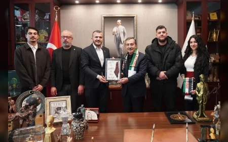 TEPEBAŞI BELEDİYE BAŞKANI DT. AHMET ATAÇ FİLİSTİNLİ ÖĞRENCİLERİ MAKAMINDA AĞIRLADI