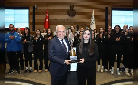 NİLÜFER BELEDİYE BAŞKANI ŞADİ ÖZDEMİR: “GENÇ SPORCULARIMIZIN 1. LİG BAŞARISI KENT İÇİN MOTİVASYON KAYNAĞI”