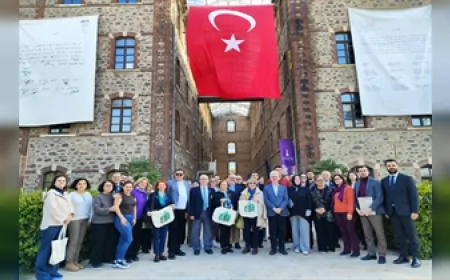 İzmir Büyükşehir Belediyesi Altın İğne Projesi kadınların mesleki becerilerini geliştirerek uluslararası ilgi topluyor