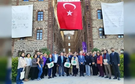 İzmir Büyükşehir Belediyesi Altın İğne Projesi kadınların mesleki becerilerini geliştirerek uluslararası ilgi topluyor