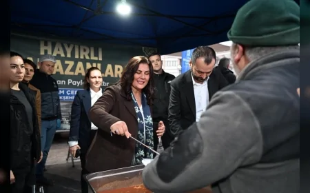 Aydın Büyükşehir Belediye Başkanı Özlem Çerçioğlu Atatürk Kent Meydanı’nda kurulan iftar sofrasında vatandaşlarla buluştu