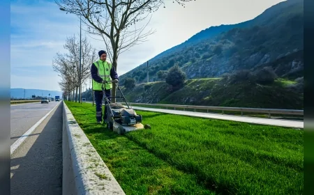 BURSA BÜYÜKŞEHİR BELEDİYESİ CADDE VE BULVARLARDA PEYZAJ ÇALIŞMALARIYLA KENTİN YEŞİL KİMLİĞİNİ GÜÇLENDİRİYOR