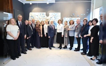 BURSA BÜYÜKŞEHİR BELEDİYESİ’NDEN İPEK MİRASINA SANATLI VURGU TAYYARE KÜLTÜR MERKEZİ’NDE ‘EFSANELERLE İPEK’ SERGİSİ ZİYARETE AÇILDI!