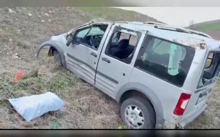 Çorum Mecitözü’nde hafif ticari araç tarlaya devrildi, baba ile kızı yaralandı