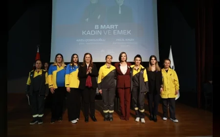 KARABAĞLAR’DA 8 MART FORUMU: BAŞKAN HELİL KINAY VE DİSK GENEL BAŞKANI ARZU ÇERKEZOĞLU KADIN EMEĞİ VE ÖRGÜTLENMENİN ÖNEMİNİ VURGULADI