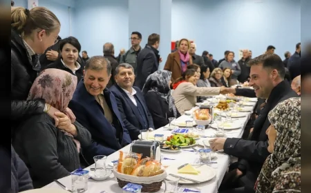 İzmir Büyükşehir Belediye Başkanı Dr. Cemil Tugay Zeytinova’da Sahur Sofrasında Vatandaşlarla Buluştu