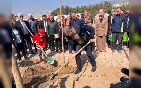 İzmir Büyükşehir Belediye Başkanı Dr. Cemil Tugay Bornova’da İtfaiye Personeline İthaf Edilen 8 Bin Metrekarelik “İzmir İtfaiyesi Korusu”nun İlk Fidanlarını Dikti