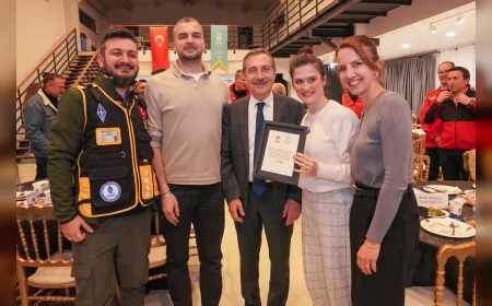 TEPEBAŞI BELEDİYE BAŞKANI DT. AHMET ATAÇ ARAMA KURTARMA EKİPLERİYLE İFTARDA BULUŞTU