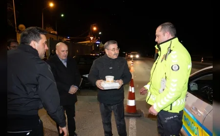 Gölbaşı Belediye Başkanı Yakup Odabaşı Sahur Vaktinde Çalışanlara ve Yolculara Sahurluk İkramında Bulundu