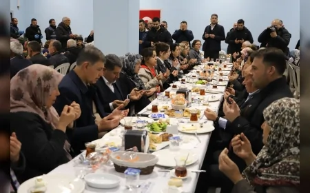 İzmir Büyükşehir Belediye Başkanı Dr. Cemil Tugay Zeytinova’da Vatandaşlarla Sahur Sofrasında Buluştu