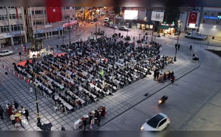 Burdur Belediye Başkanı Ali Orkun Ercengiz Cumhuriyet Meydanı’nda Kurulan Gönül Sofrasında Vatandaşlarla Buluştu