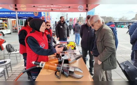 Kayseri Büyükşehir Belediyesi Deprem Haftası’nda Cumhuriyet Meydanı’nda Afet Bilinci İçin Bilgilendirme Standı Kurdu
