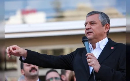 CHP GENEL BAŞKANI ÖZGÜR ÖZEL: “İKTİDAR PARTİSİNDEN SEÇİYORSUN HİZMET YAPMIYOR, CHP’Lİ BELEDİYE BAŞKANI BU KADAR BORCA RAĞMEN SÜREKLİ İŞ YAPIYOR”