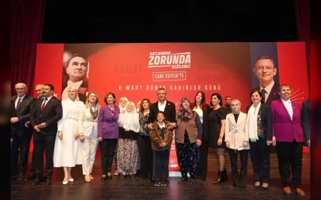 CHP GENEL BAŞKANI ÖZGÜR ÖZEL ESKİŞEHİR’DE KADINLARLA BULUŞTU: “KADINLARIN KORKUSUZCA YAŞAYABİLDİĞİ BİR TÜRKİYE HEDEFLİYORUZ”