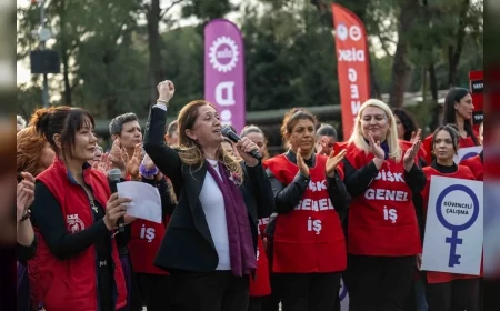 BORNOVA’DA 8 MART BULUŞMASI: KIRMIZI KAPI DAYANIŞMA VE ÖRGÜTLÜLÜK ANAHTARLARIYLA AÇILDI