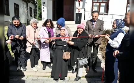 Altındağ’da 8 Mart kapsamında açılan “Kadın” temalı sergide 100’den fazla eser sanatseverlerle buluştu