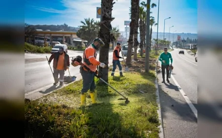 Kuşadası’nda Ramazan Bayramı Öncesi Refüjlerde Bakım ve Kuru Peyzaj Çalışmaları Hızlandı
