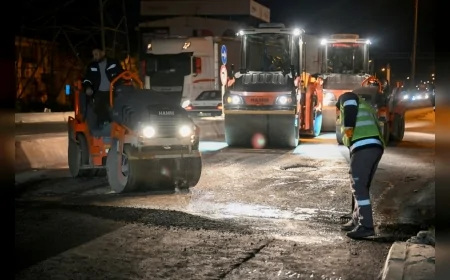 Bornova’da Yağışların Ardından Yol Seferberliği Başladı Aydınlar Caddesi’nde Gece Boyu Asfalt Mesaisi Yapıldı