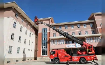 MUĞLA BÜYÜKŞEHİR BELEDİYESİ’NDEN DEPREM HAFTASI’NDA ÖĞRENCİLERE GERÇEĞİNİ ARATMAYAN TATBİKAT
