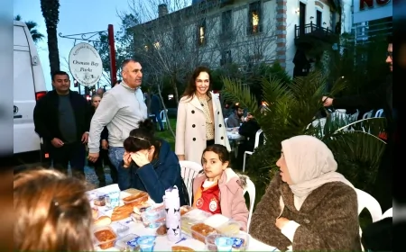 KARŞIYAKA BELEDİYE BAŞKANI YILDIZ ÜNSAL TARAFTARLARLA İFTAR SOFRASINDA BULUŞTU