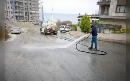 GİRESUN BELEDİYESİ ERİKLİMAN MAHALLESİ’NDE CADDE VE SOKAKLARI BASINÇLI SUYLA YIKADI
