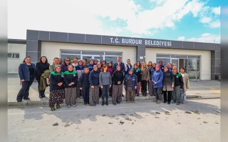BURDUR BELEDİYE BAŞKANI ALİ ORKUN ERCENGİZ 8 MART’TA KADIN PERSONELE ÇİÇEK VEREREK KADINLAR GÜNÜNÜ KUTLADI