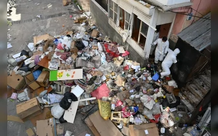 Karabağlar Belediyesi Gülyaka Mahallesi’ndeki Çöp Ev İçin Temizlik ve Tahliye Çalışması Başlattı