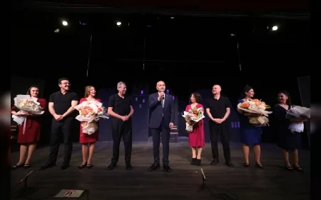 Yenimahalle Belediye Başkanı Fethi Yaşar 8 Mart’ta “Kadınlık Bizde Kalsın” Oyununu Vatandaşlarla İzledi