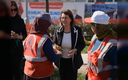 Düzce Belediye Başkan Yardımcısı Ayşe Kılıç 8 Mart’ta Kadın Personeli Ziyaret Ederek Çiçek Takdim Etti