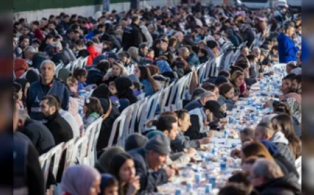 İZMİR BÜYÜKŞEHİR BELEDİYE BAŞKANI DR. CEMİL TUGAY ÇAMDİBİ’NDE BİNLERCE KİŞİYLE İFTAR SOFRASINDA BULUŞTU