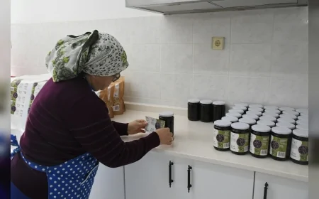 Kuşadası’nda Kadın Emeği Ekonomiye Kazandırılıyor: Ada Koop Ürünleri Ada Market Raflarında Yerini Alıyor