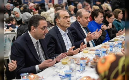 İzmir Büyükşehir Belediyesi’nin Balçova ve Narlıdere’de kurduğu iftar sofraları binlerce yurttaşı buluşturdu