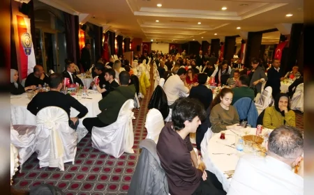 Marmaris İlçe Emniyet Müdürü Samed Seyhan İftar Programında Çocuklara Boyama Kitabı Hediye Etti