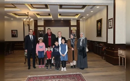 ELAZIĞ VALİSİ NUMAN HATİPOĞLU BAYRAĞI YERDEN KALDIRAN 7 VE 9 YAŞINDAKİ ÇOCUKLARI MAKAMINDA AĞIRLADI