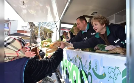 Bursa Büyükşehir Belediyesi BESAŞ aracılığıyla Yenişehir’de yüzlerce vatandaşa Ramazan pidesi dağıttı