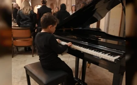 Düzce’de Minik Piyanist Mehmed Selim Biçer İstiklal Marşı Performansıyla Salonu Ayağa Kaldırdı
