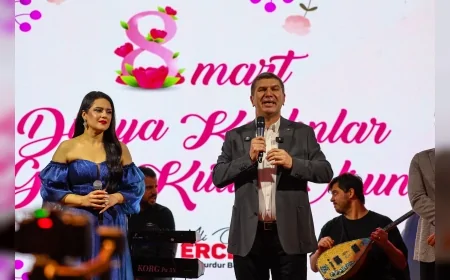 BURDUR BELEDİYE BAŞKANI ALİ ORKUN ERCENGİZ: “BU DÜNYADA KADINLAR OLMASAYDI GÜZEL ŞEYLERİ BAŞARAMAZDIK”