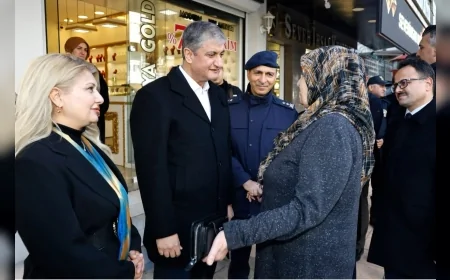 ADANA VALİSİ MUSTAFA YAVUZ ŞEHİTLER BULVARI’NDA ESNAFI ZİYARET ETTİ: “ADANA’NIN EN KIYMETLİ HAZİNESİ BİRLİK VE BERABERLİK RUHUDUR”