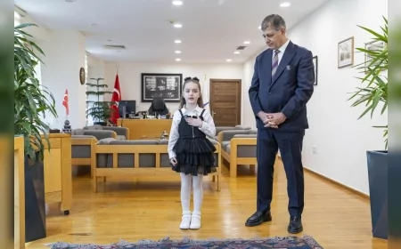 İZMİR BÜYÜKŞEHİR BELEDİYE BAŞKANI DR. CEMİL TUGAY 4 YAŞINDAN BERİ İSTİKLAL MARŞI’NI EZBERE OKUYAN MİNİK MERYEM ESİLA ŞEN’İ AĞIRLADI