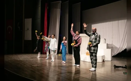 İZMİR BÜYÜKŞEHİR BELEDİYESİ ŞEHİR TİYATROLARI “DON KİŞOT–ÇAĞDAŞ BİR MASAL” OYUNUNU TORBALI’DA MİNİK İZLEYİCİLERLE BULUŞTURDU