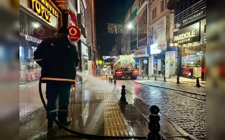 Giresun’da Cadde ve Sokaklar Gece Saatlerinde Yıkanıyor: Belediye Temizlik Çalışmalarını Sürdürüyor