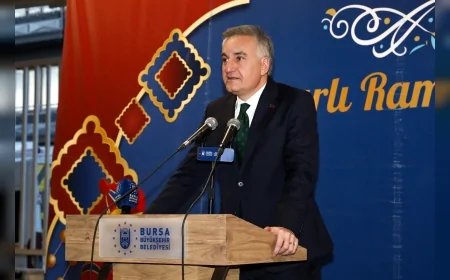 BURSA BÜYÜKŞEHİR BELEDİYESİ’NİN RAMAZAN İFTAR PROGRAMI YENİŞEHİR’DE YÜZLERCE VATANDAŞI AYNI SOFRADA BULUŞTURDU