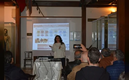 Ege Üniversitesi’nde “Tarihin Akışını Değiştiren Mikroorganizmalar” Söyleşisinde Bilimin Görünmeyen Gücü Anlatıldı