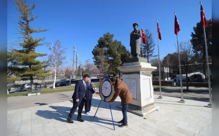 Çorum’da 14 Mart Tıp Bayramı Nedeniyle Atatürk Anıtı’nda Çelenk Sunma Töreni Düzenlendi
